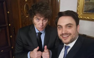 Exlegislador pide a Milei la renuncia de Adorni; presidente de Argentina enfrenta debate por costo político del caso