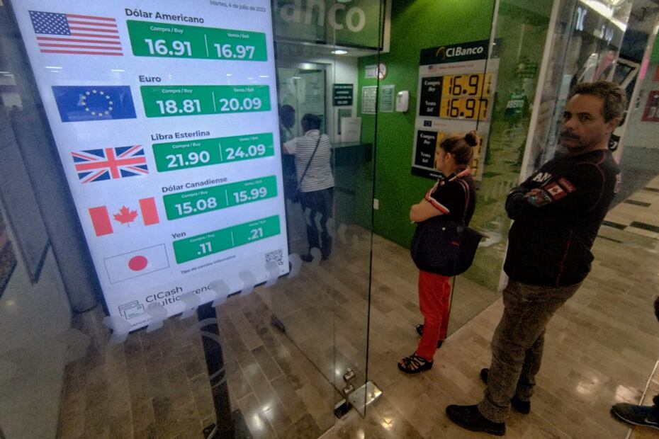 La divisa mexicana amaneció alrededor de los 17.03 pesos por dólar al mayoreo. Foto: Fernanda Rojas