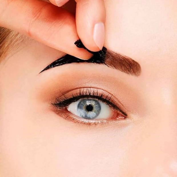 Mujer se tiñe mal la ceja y TikTok saca su lado amable