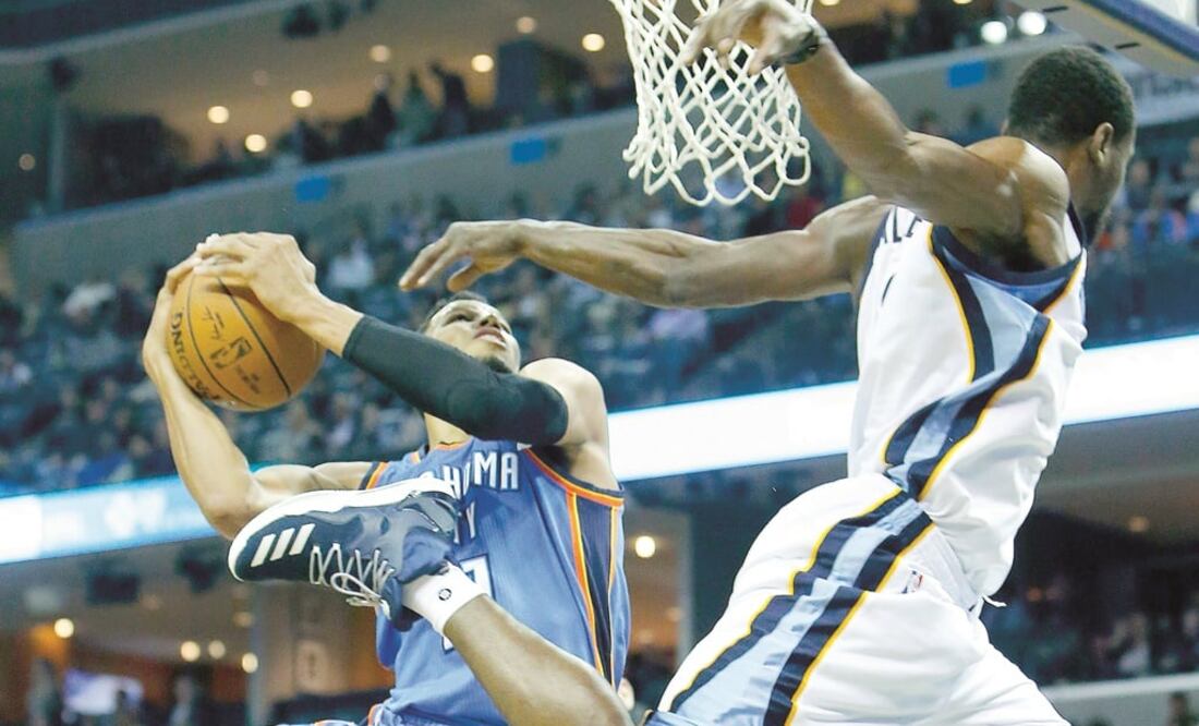 Victor Oladipo fue el motor de Oklahoma City; anotó 20 puntos (MIKE BROWN. EFE)