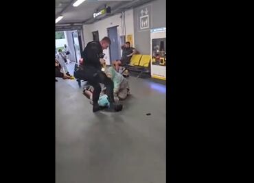 Suspenden a un policía por patear a una persona en la cabeza en aeropuerto de Mánchester