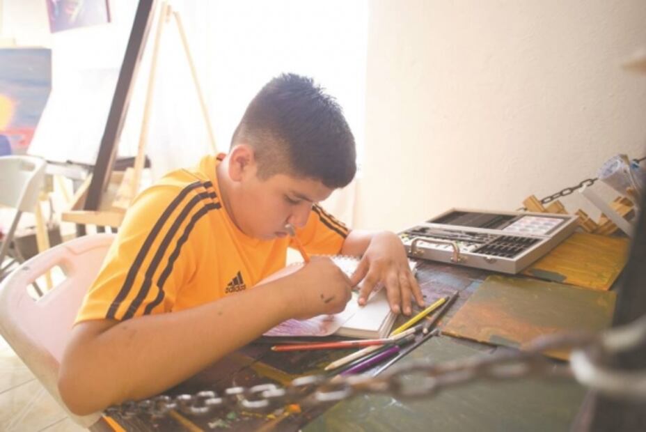 Joven autista en Tamaulipas se refugia en la pintura; lleva 4 exposiciones