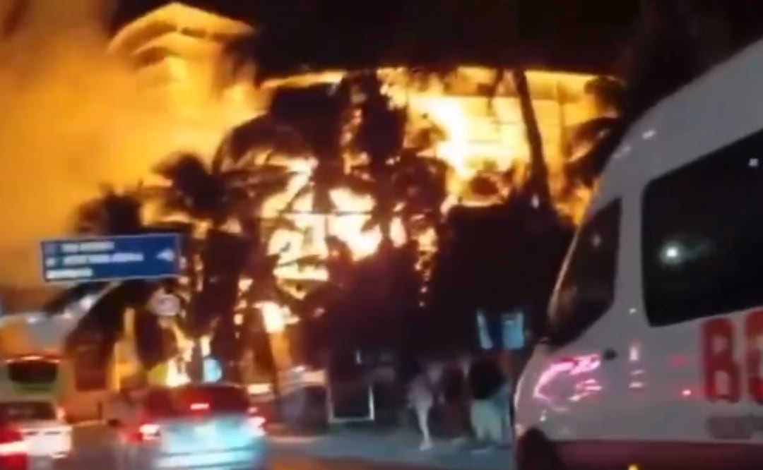 Incendio consume palapa en Cancún; investigan causas en zona turística de Kukulkán. Foto: Captura de pantalla