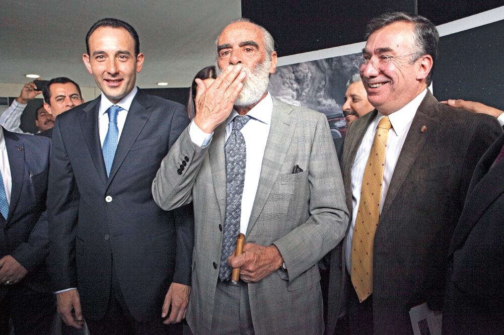El presidente del Senado, Roberto Gil, el panista Diego Fernández de Cevallos y el senador albiazul José de Jesús Santana asistieron a la presentación de un libro del legislador Jorge Luis Preciado (LUCÍA GODÍNEZ. EL UNIVERSAL.)