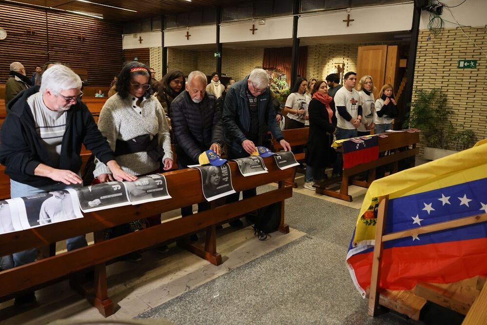 Una vigilia por los presos políticos en Venezuela organizada por Luis Tarbay, coordinador de los equipos internacionales del comando de campaña opositor Mundo con Venezuela, en la Parroquia de Santa Elena en Madrid. FOTO: KIKO HUESCA. EFE