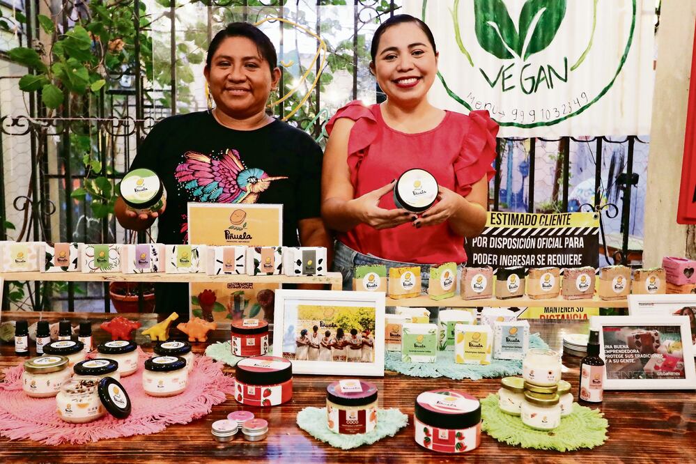 Leticia (der.) ha logrado posicionar su marca y ha ampliado su mercado en alianza con grandes empresas, pero sobre todo ha apoyado a mujeres a vivir una vida libre de violencia. Foto: Especial