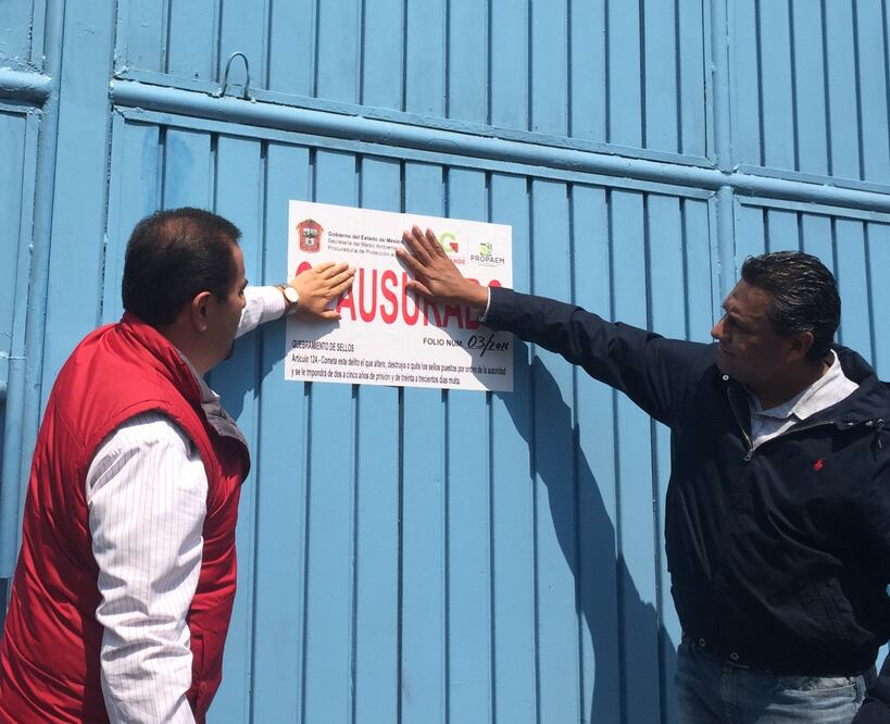 El procurador ambiental mexiquense, Jorge Román Saldívar Guzmán, y el secretario de Medio Ambiente del Edomex, Raúl Vargas, clausuraron un horno crematorio de mascotas en Tlalnepantla (Foto: Rebeca Jiménez / EL UNIVERSAL)