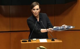Con charola en mano, Lilly Téllez pide a legisladores mostrar apoyo a Andy López; los reta a entregar sus visas