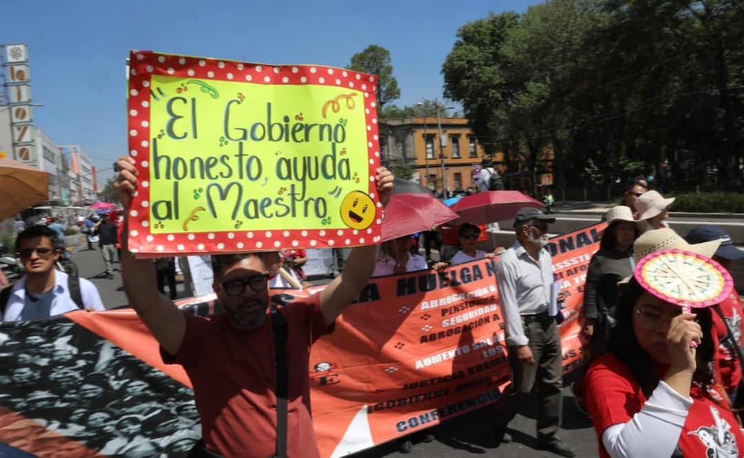 En el Día del Maestro, integrantes del magisterio marchan en la CDMX con rumbo al Zócalo. Foto: Gabriel Pano / EL UNIVERSAL