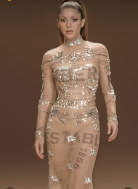 Shakira luce vestido transparente y deja ver su ropa interior
