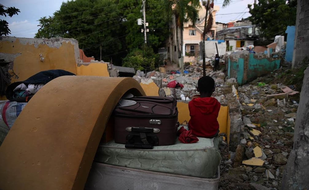 Desalojo
El 14 de noviembre de 2025 la vida dio un giro brusco a los habitantes del sector Cuba, en el Distrito Nacional. Ese día se ejecutó un plan de desalojo forzoso para dar paso a la construcción de una nueva vía que conectará al norte de Santo Domingo con la capital dominicana. Foto: Víctor Ramírez / Listín Diario, República Dominicana