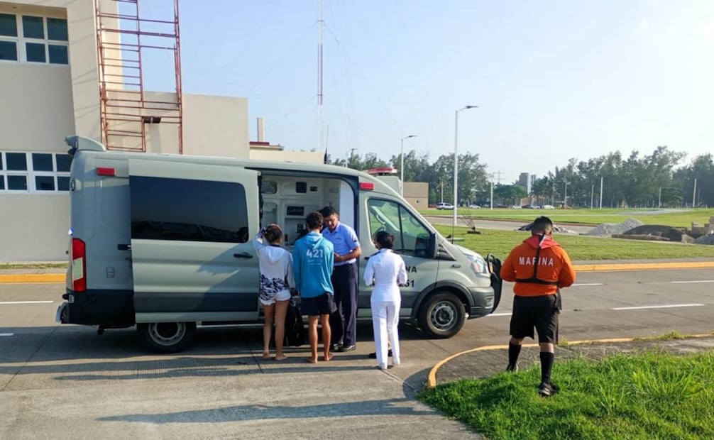 Ambos tripulantes fueron trasladados al Hospital Naval de Antón Lizardo para su valoración. Foto: Especial.