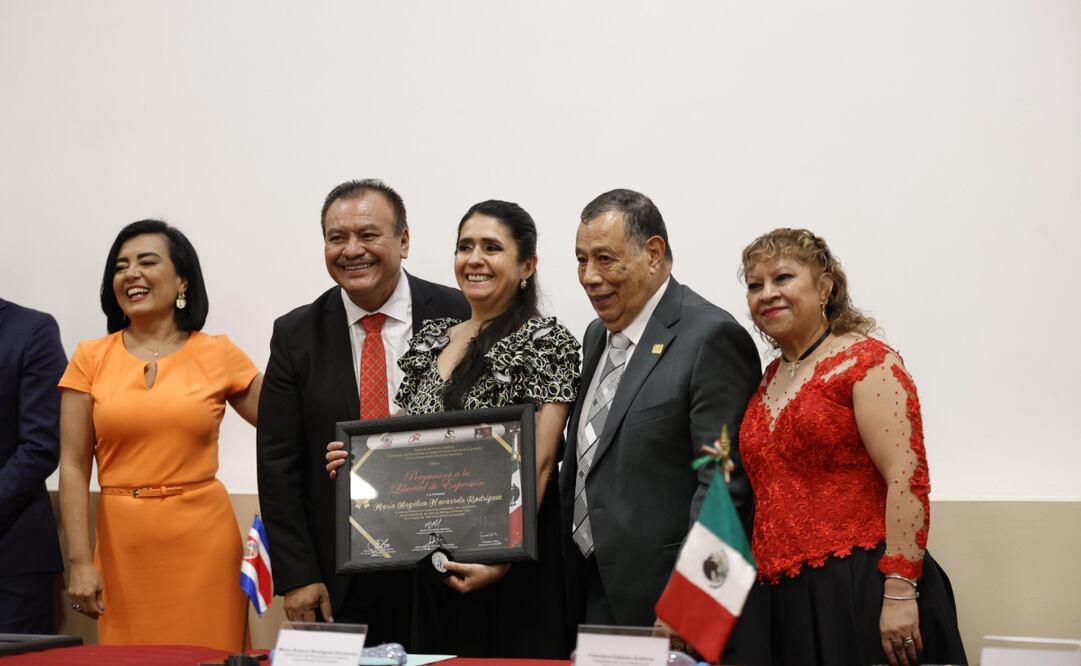 La periodista María Angélica Navarrete Rodríguez recibe el Pergamino a la Libertad de Expresión. Foto: Diego Israel/ EL UNIVERSAL
