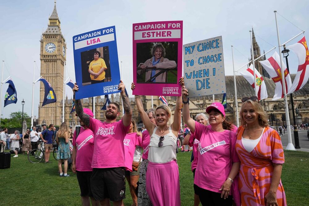 Activistas a favor de una reforma de la ley sobre la muerte asistida, entre ellos Rebecca Wilcox (centro), hija de Esther Rantzen, celebran frente al Palacio de Westminster, sede del Parlamento en el centro de Londres, el 20 de junio de 2025, tras la votación para permitir la muerte asistida para personas con enfermedades terminales. Foto: AFP