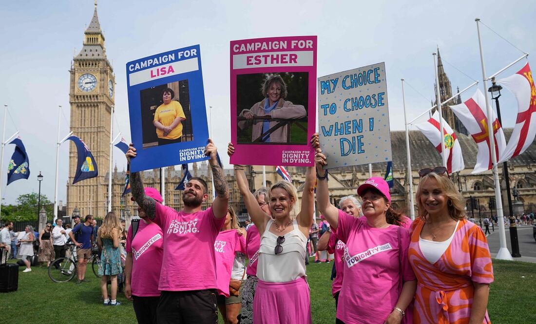 Activistas a favor de una reforma de la ley sobre la muerte asistida, entre ellos Rebecca Wilcox (centro), hija de Esther Rantzen, celebran frente al Palacio de Westminster, sede del Parlamento en el centro de Londres, el 20 de junio de 2025, tras la votación para permitir la muerte asistida para personas con enfermedades terminales. Foto: AFP