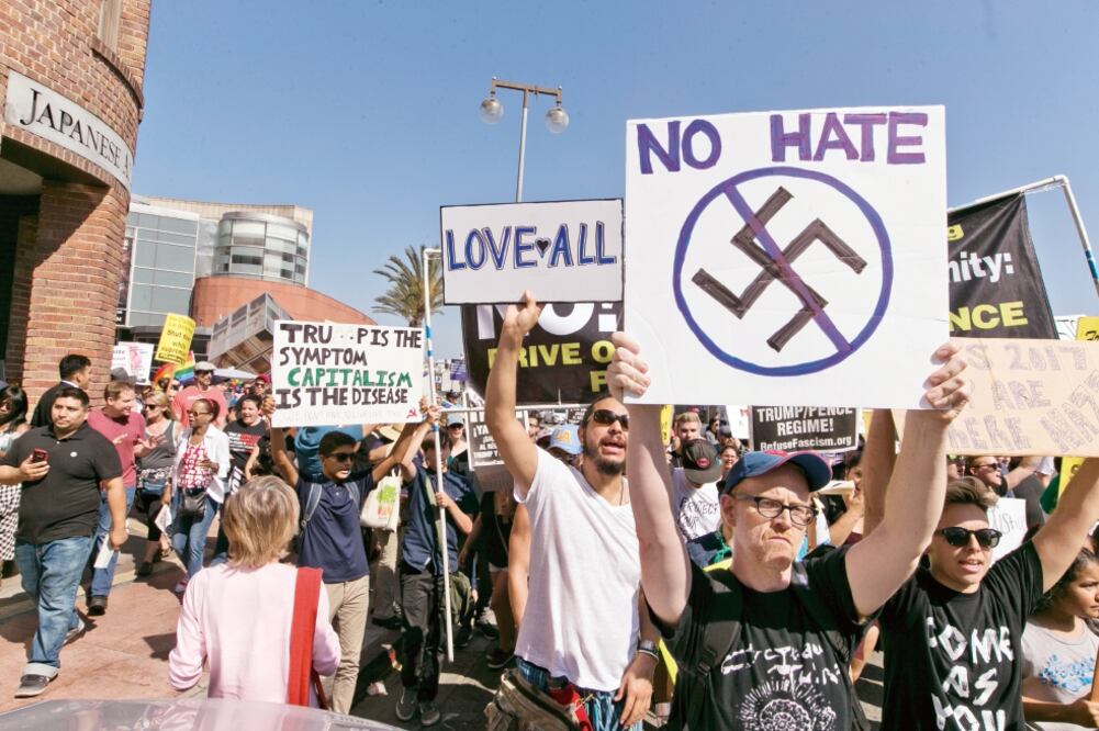 Tras el ataque en Charlottesville, se replicaron en varias ciudades de EU marchas contra el odio y el racismo, como ésta, en Los Ángeles, California. (Damian Dovarganes. AP)
