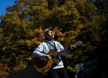 Un "ángel guardián" canta a la entrada de "el bosque del suicidio" en Japón