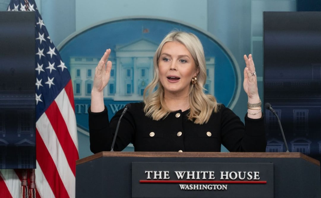 Imagen del 18 de febrero de 2026 de la secretaria de Prensa de la Casa Blanca, Karoline Leavitt, gesticulando durante una conferencia de prensa en la Casa Blanca, en Washington D. C., Estados Unidos. La Casa Blanca declinó el miércoles fijar una fecha límite para las conversaciones nucleares entre Estados Unidos e Irán, afirmando que se espera que Teherán presente más detalles sobre su postura negociadora en las próximas semanas. Foto: Xinhua