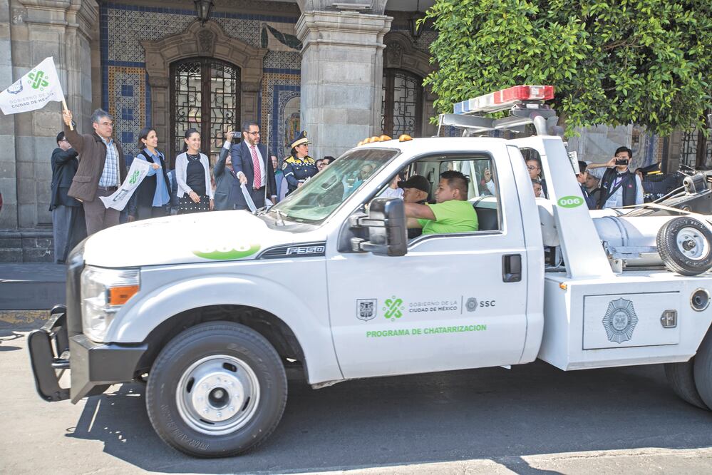El Gobierno capitalino rentó 15 grúas para agilizar el retiro de los autos chatarra y de esa forma aumentar de 17 a 35 el promedio de unidades que se llevarán a los corralones. GERMÁN ESPINOSA. EL UNIVERSAL