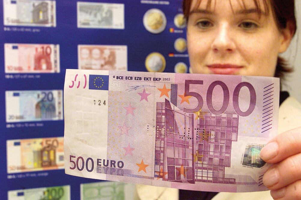 Una funcionaria muestra en Flensburg un billete de 500 euros; éstos serán descontinuados para evitar su uso en el lavado de dinero (ARCHIVO. AP)