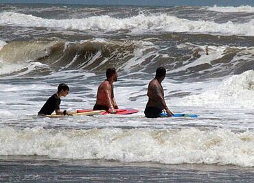 Policía Acuática de Mazatlán rescata a familia de turistas atrapada por Mar de Fondo en Playa Sábalos