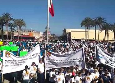 Trabajadores se manifiestan en La Paz, BCS