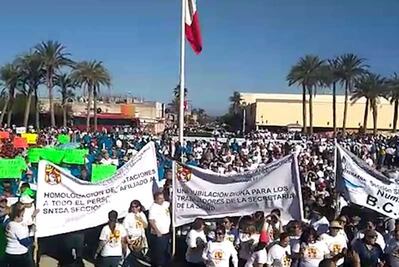 Trabajadores se manifiestan en La Paz, BCS