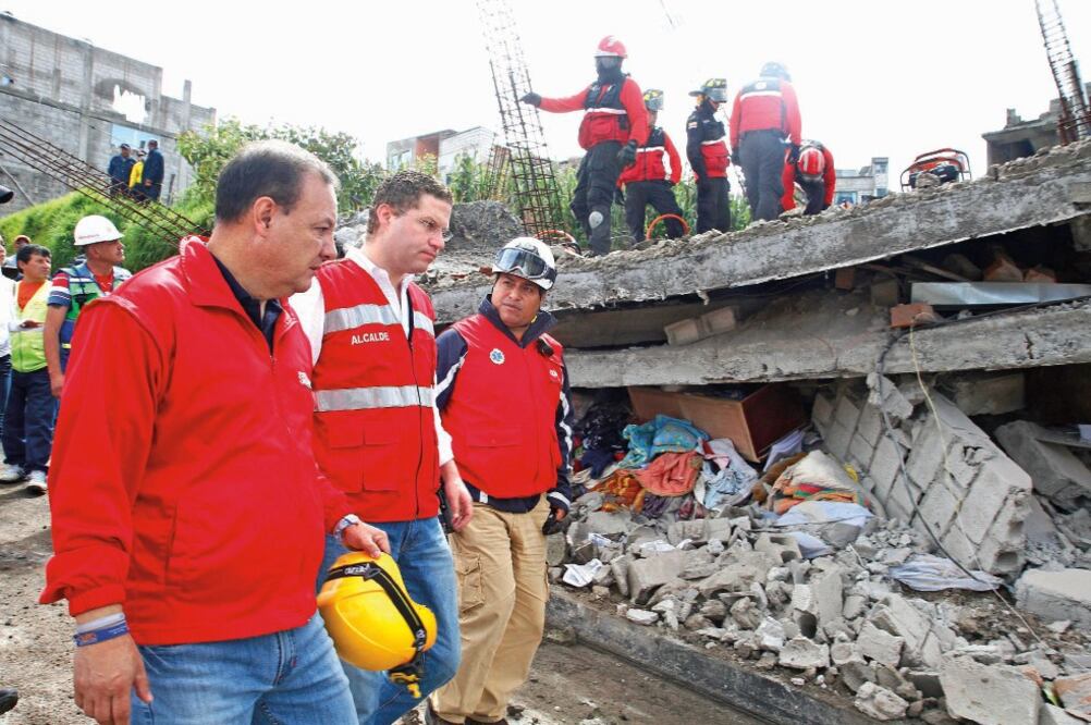 El alcalde de Quito, Mauricio Rodas (cen.), visita una vivienda afectada por el terremoto