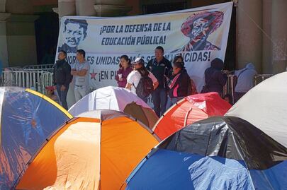 Protestan normalistas; ocupan el Zócalo
