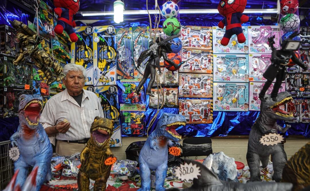 Venta de juguetes en la Lagunilla previo a la llegada de los Reyes Magos. Foto: Gabriel Pano/ EL UNIVERSAL
