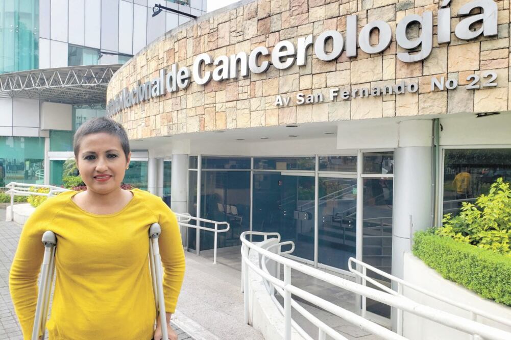 Elizabeth Nandayapa viaja desde Chiapas a la Ciudad de México para atenderse un sarcoma en el pie izquierdo en el INCan, pero han tardado hasta seis semanas en darle una cita para revisarse. Foto: ALEXIS ORTIZ. EL UNIVERSAL 