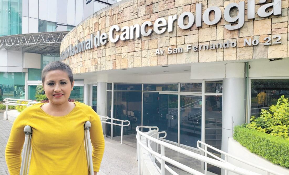 Elizabeth Nandayapa viaja desde Chiapas a la Ciudad de México para atenderse un sarcoma en el pie izquierdo en el INCan, pero han tardado hasta seis semanas en darle una cita para revisarse. Foto: ALEXIS ORTIZ. EL UNIVERSAL