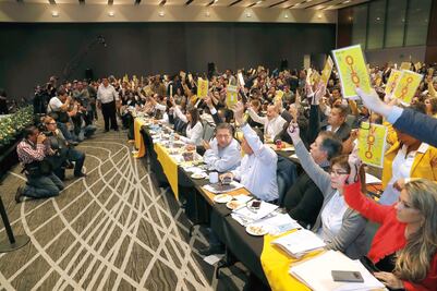 PRD, a la "caza" de morenistas vía WhatsApp