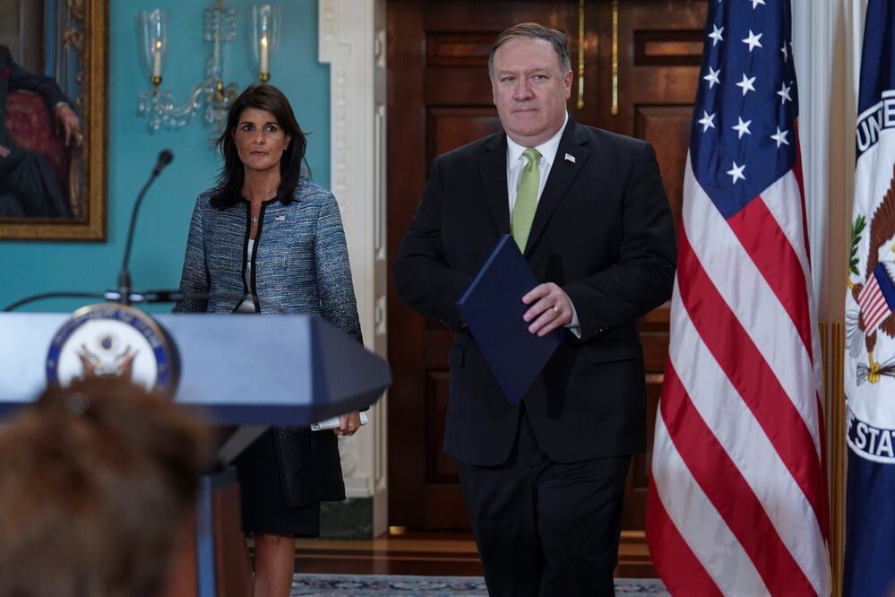La embajadora de EU en Naciones Unidas, Nikki Haley, junto al secretario de Estado de EU, Mike Pompeo (Foto: AFP)