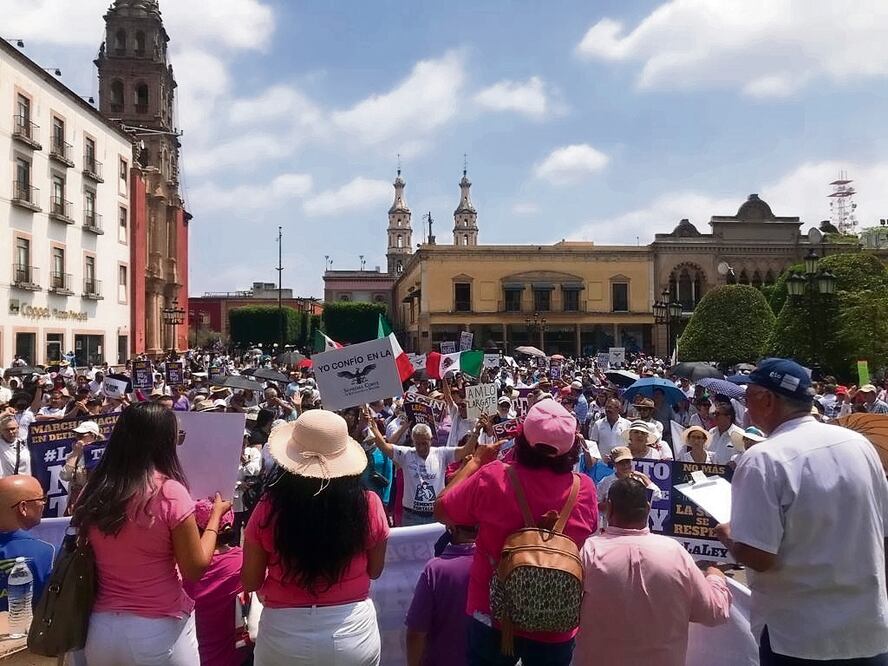 En León, unas 2 mil personas partieron del Arco de la Calzada a la plaza principal con cartulinas y lonas en defensa de la SCJN.