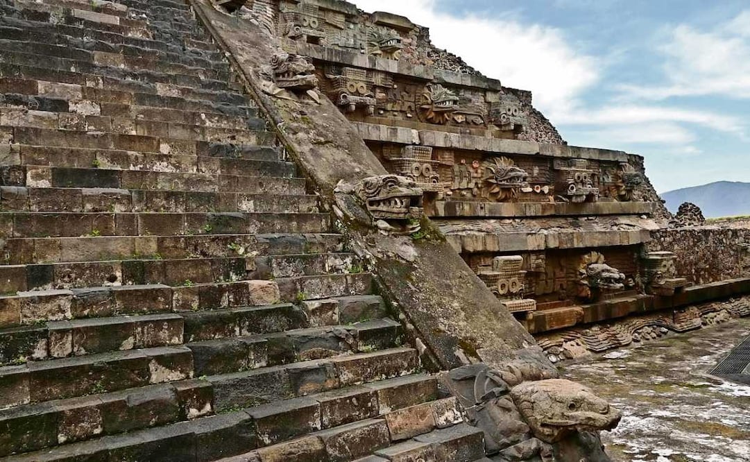 En 2022, tras estudiar a profundidad los daños de la Pirámide de la Serpiente Emplumada en Teotihuacán, expertos dictaminaron la construcción de una techumbre para protegerla; se reunió el dinero, pero la obra nunca se ha realizado. Foto: INAH