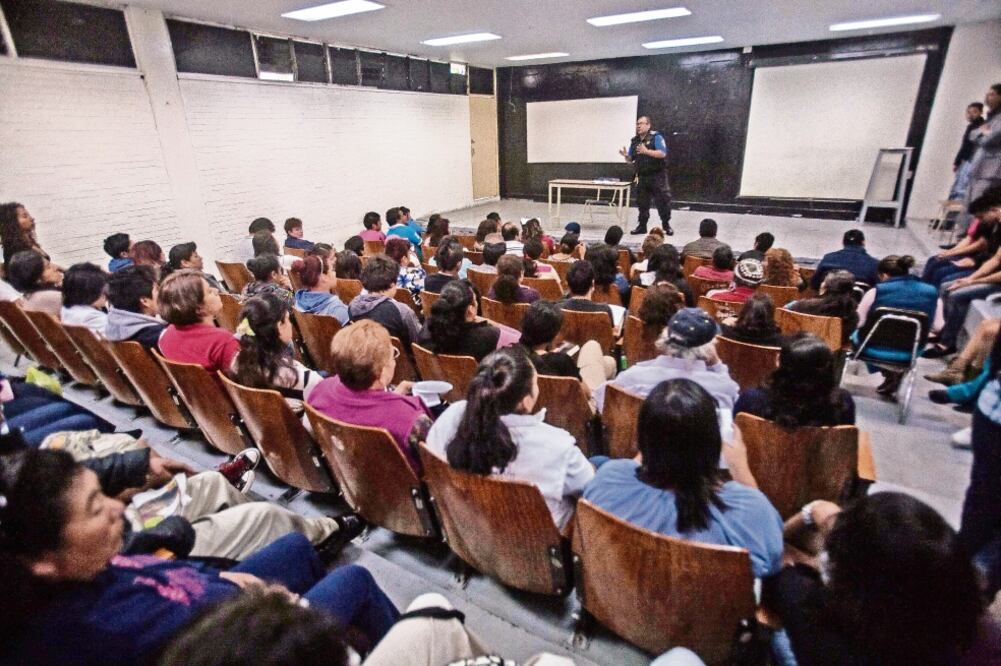 Mediante el programa Escuela Segura, la delegación, en colaboración con las escuelas, impartirá pláticas para erradicar la violencia interescolar (ARCHIVO EL UNIVERSAL)