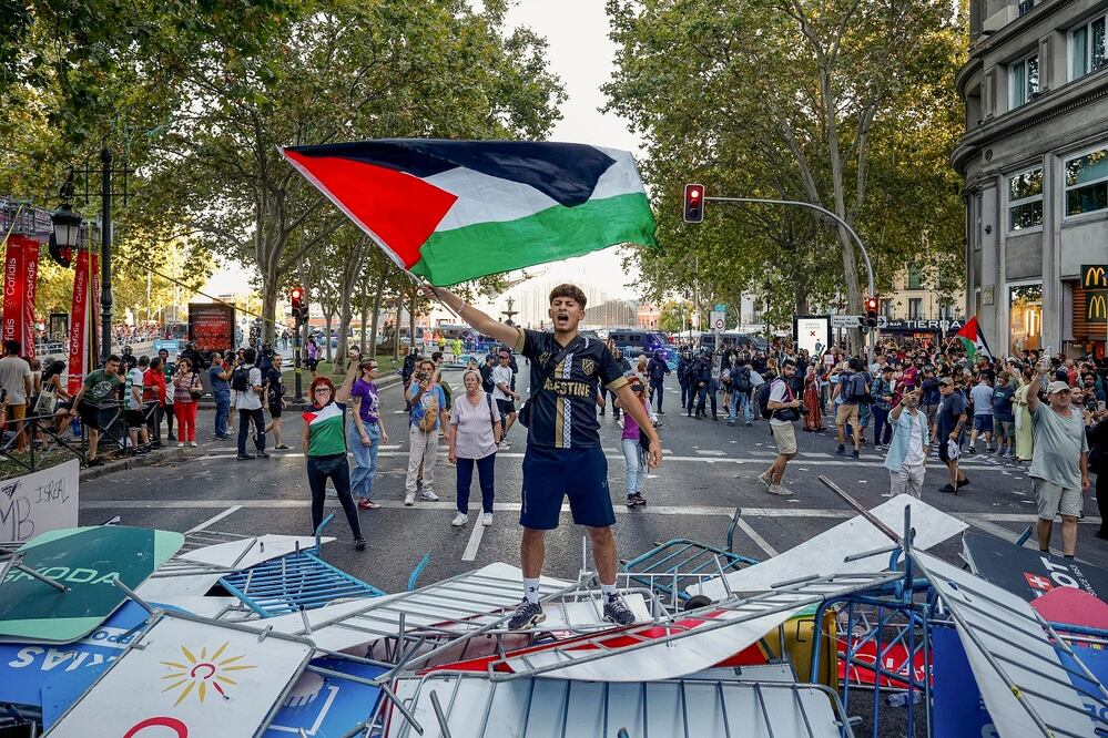Manifestantes propalestinos cortan el recorrido de los ciclistas en el Paseo del Prado, durante la última etapa de la Vuelta a España, que tuvo que ser suspendida. FOTO: DANIEL GONZÁLEZ. EFE