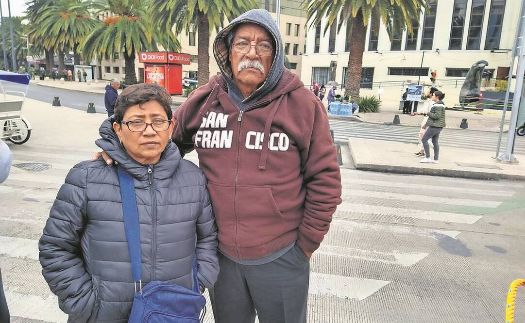 Miguel y su esposa Luz María esperaron con paciencia, en la esquina de Reforma y Bucareli, para ver desfilar a su hijo, paracaidista del Ejército.