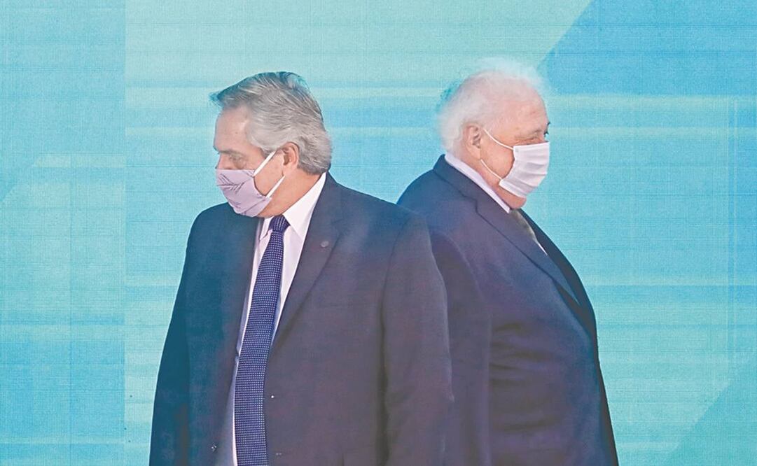 El presidente argentino Alberto Fernández, con el entonces ministro de Salud, Ginés González, en Buenos Aires, en enero pasado. Foto: AP