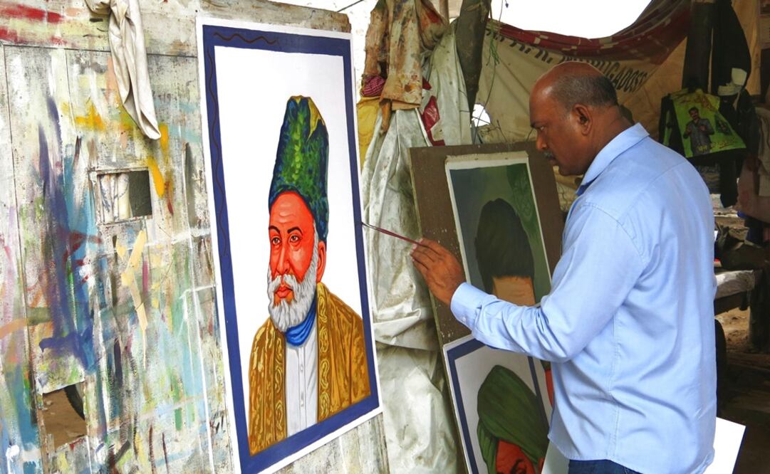Vijay Kumar Sanghwan pintó enormes carteles que anunciaban películas de Bollywood por toda Nueva Delhi. Foto: EFE/ Atul Vohra
