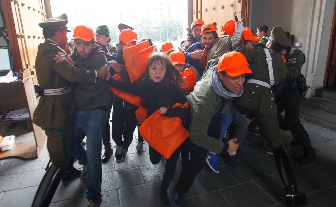 Reforzarán Palacio de La Moneda tras irrupción de estudiantes