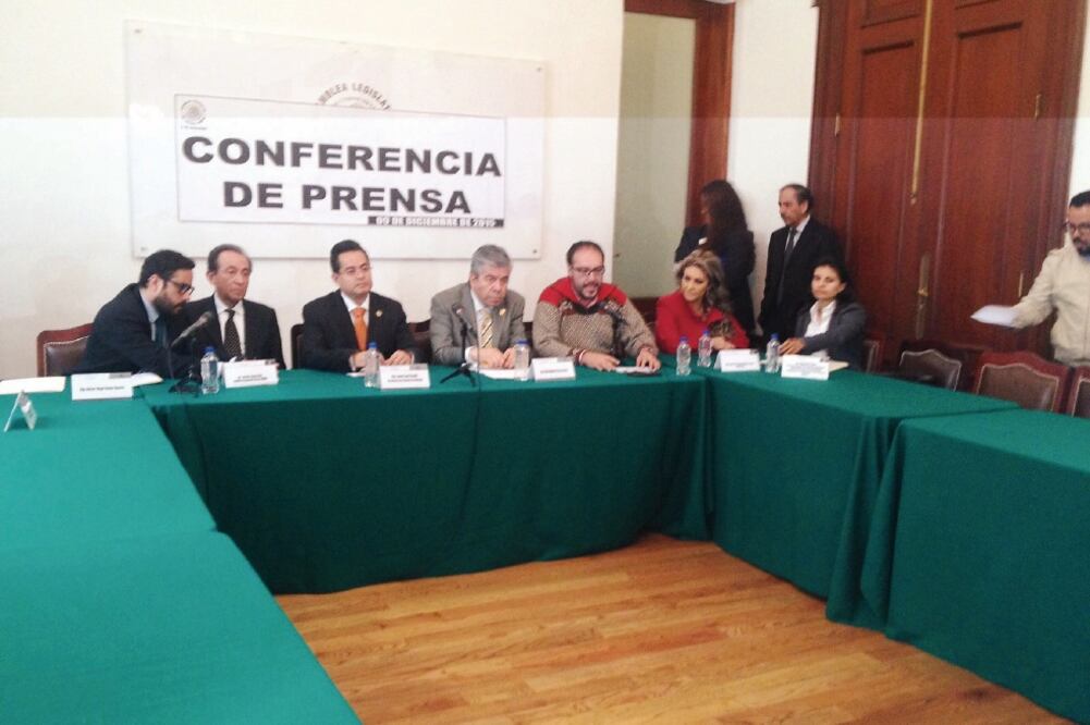Integrantes de la bancada del PRD en la ALDF y el Auditor Superior de la ciudad de México, ayer durante la conferencia de prensa (ESPECIAL)