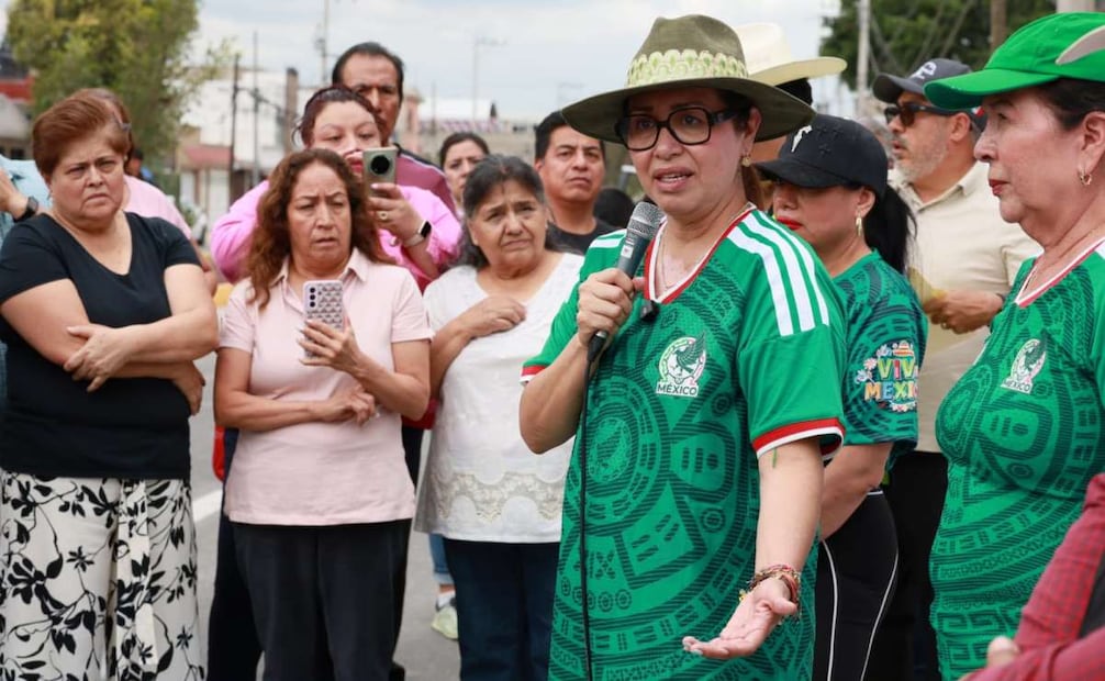 La alcaldesa, Azucena Cisneros Coss, destacó la importancia de dejar espacios para árboles y plantas en las calles repavimentadas. Foto: Especial