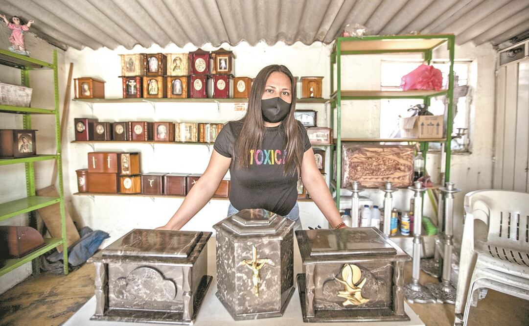 En medio de la crisis sanitaria por Covid-19, comerciantes de la avenida San Lorenzo, frente al panteón civil "San Nicolás Tolentino", afirman que durante las última semanas las ventas de urnas han aumentado 60%. Fotos: Germán Espinosa. EL UNIVERSAL