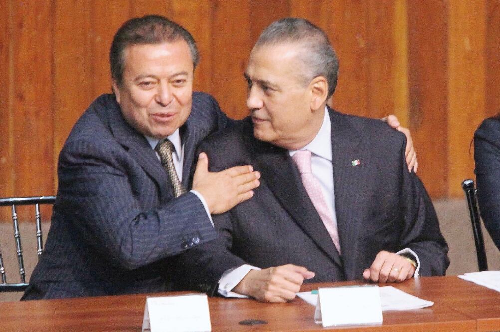 Tras ser designado, César Camacho Quiroz, nuevo coordinador de los diputados del PRI, abraza a Manlio Fabio Beltrones, dirigente nacional de ese partido (LUCÍA GODÍNEZ. EL UNIVERSAL)