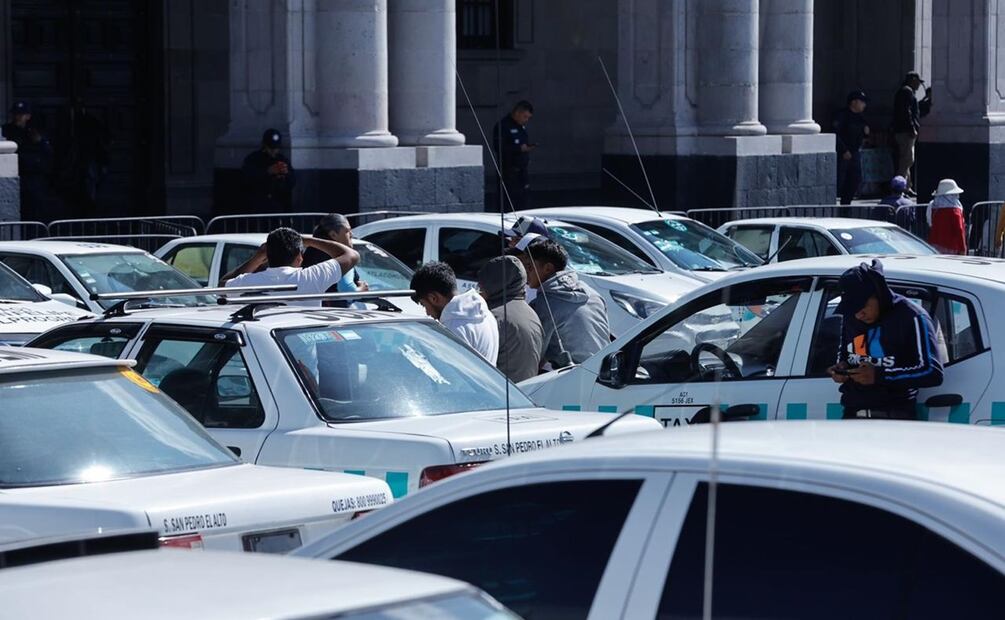 Taxistas colectivos bloquean centro de Toluca en protesta contra la operación de autobuses. Foto: Jorge Alvarado