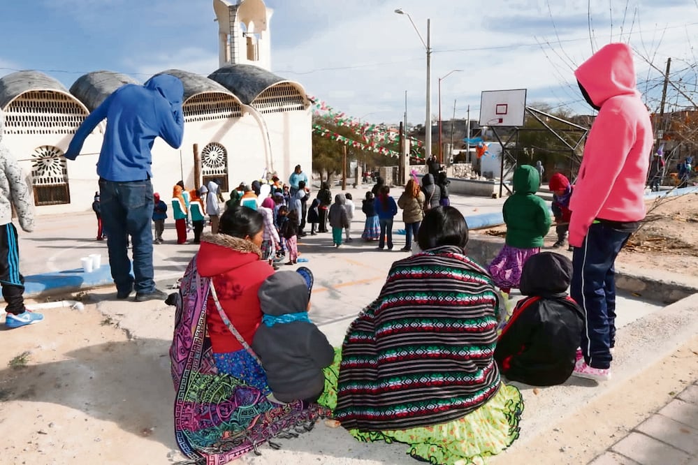 Los rarámuris han tenido que luchar por seguir con sus tradiciones, aunque la batalla más grande ha sido enfrentar la discriminación por su lenguaje y forma de vestir. Foto: Especial