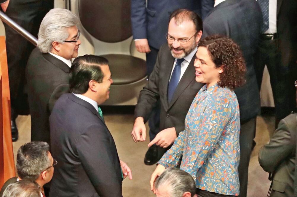 Recibieron 100 senadores a Luis Videgaray. Su entrada llamó la atención, por el gusto con el que lo saludaron legisladores de otros partidos (LUCÍA GODÍNEZ. EL UNIVERSAL)