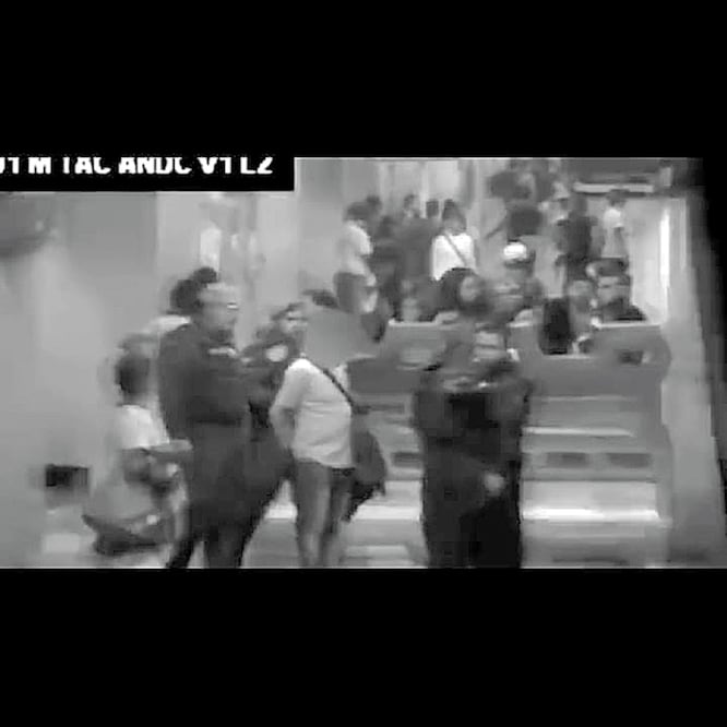 Momento en que El Chocorrol es detenido por policías bancarios. Foto: ESPECIAL